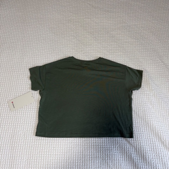 Lululemon Cates T-Shirt Cropped. Size 4. NWT - Picture 2 of 4